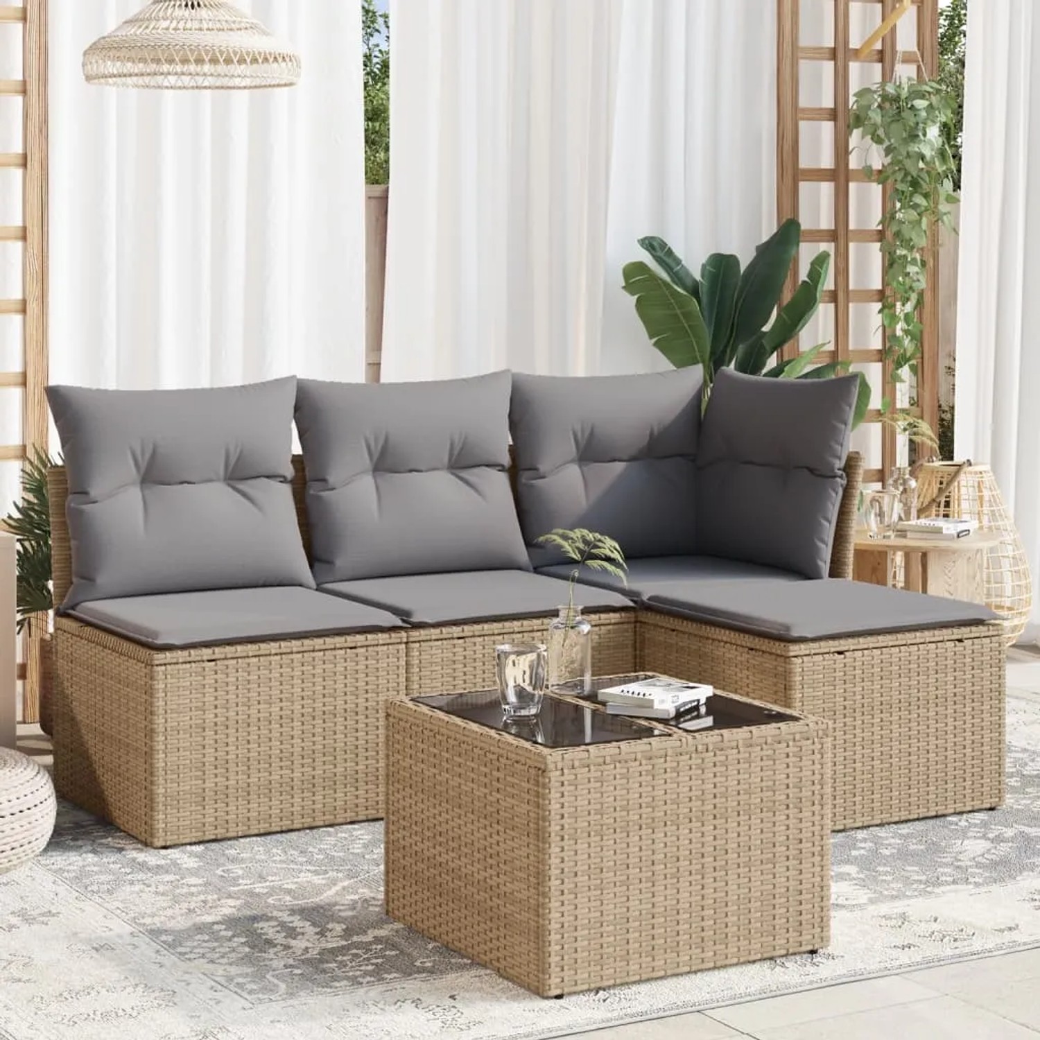 Beige 5-tlg. Garten-Sofagarnitur aus Rattan mit grauen Kissen und Tisch mit Glasplatte.