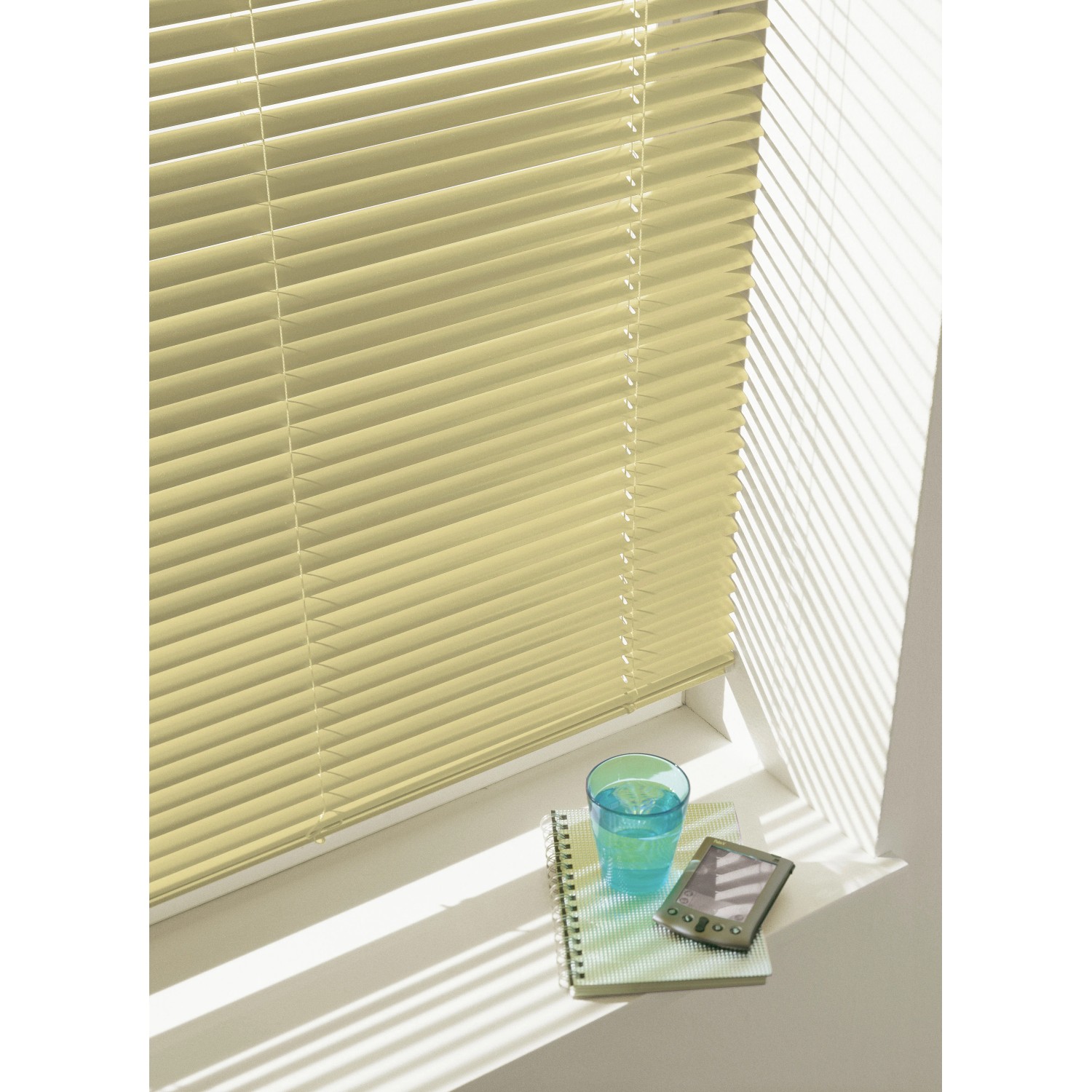 Beige Aluminium Jalousie (140x175cm) von Gardinia für Sicht- und Sonnenschutz am Fenster.
