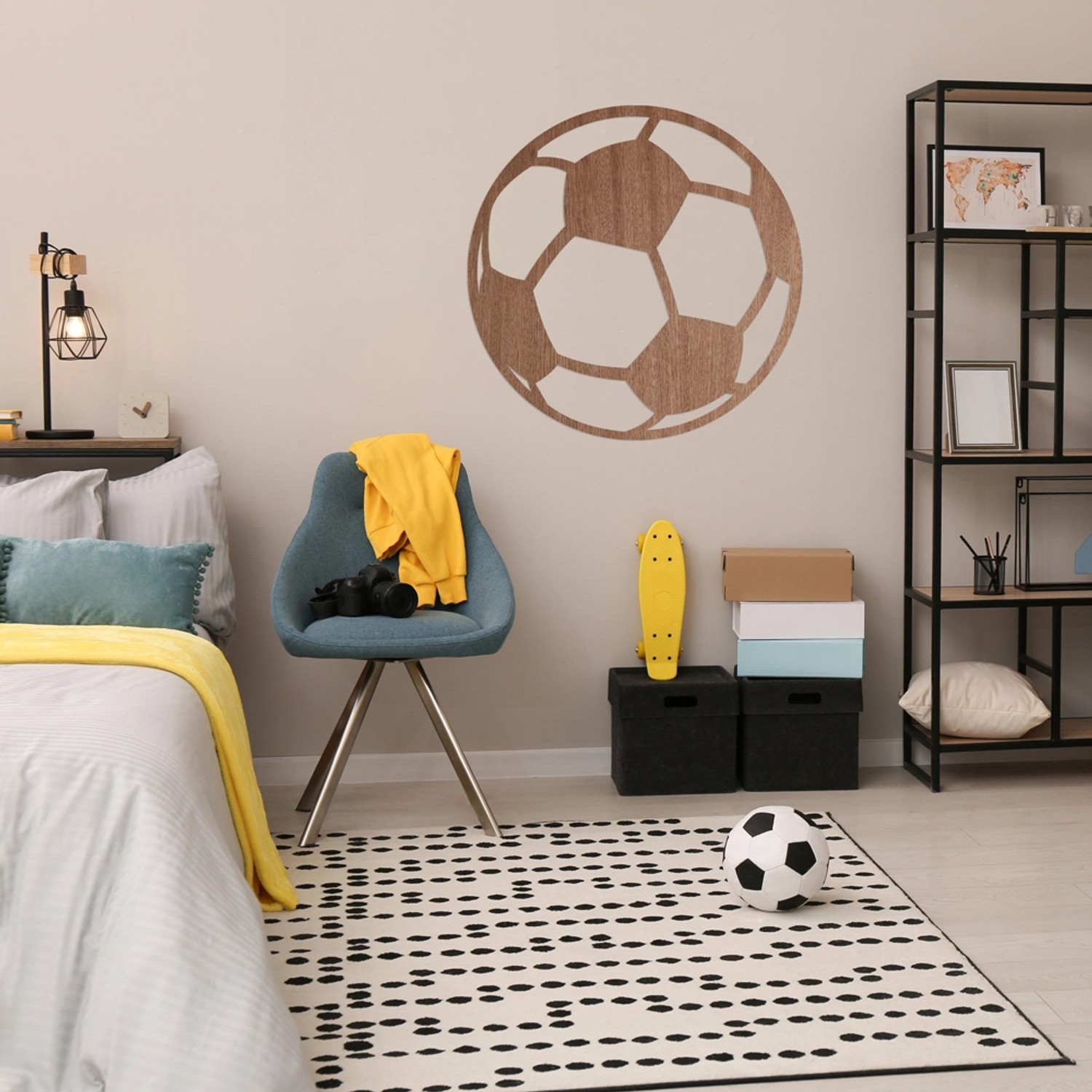 Wanddeko Fußball aus Holz (Mahagoni-Furnier, 60x60 cm) im modernen Jugendzimmer.