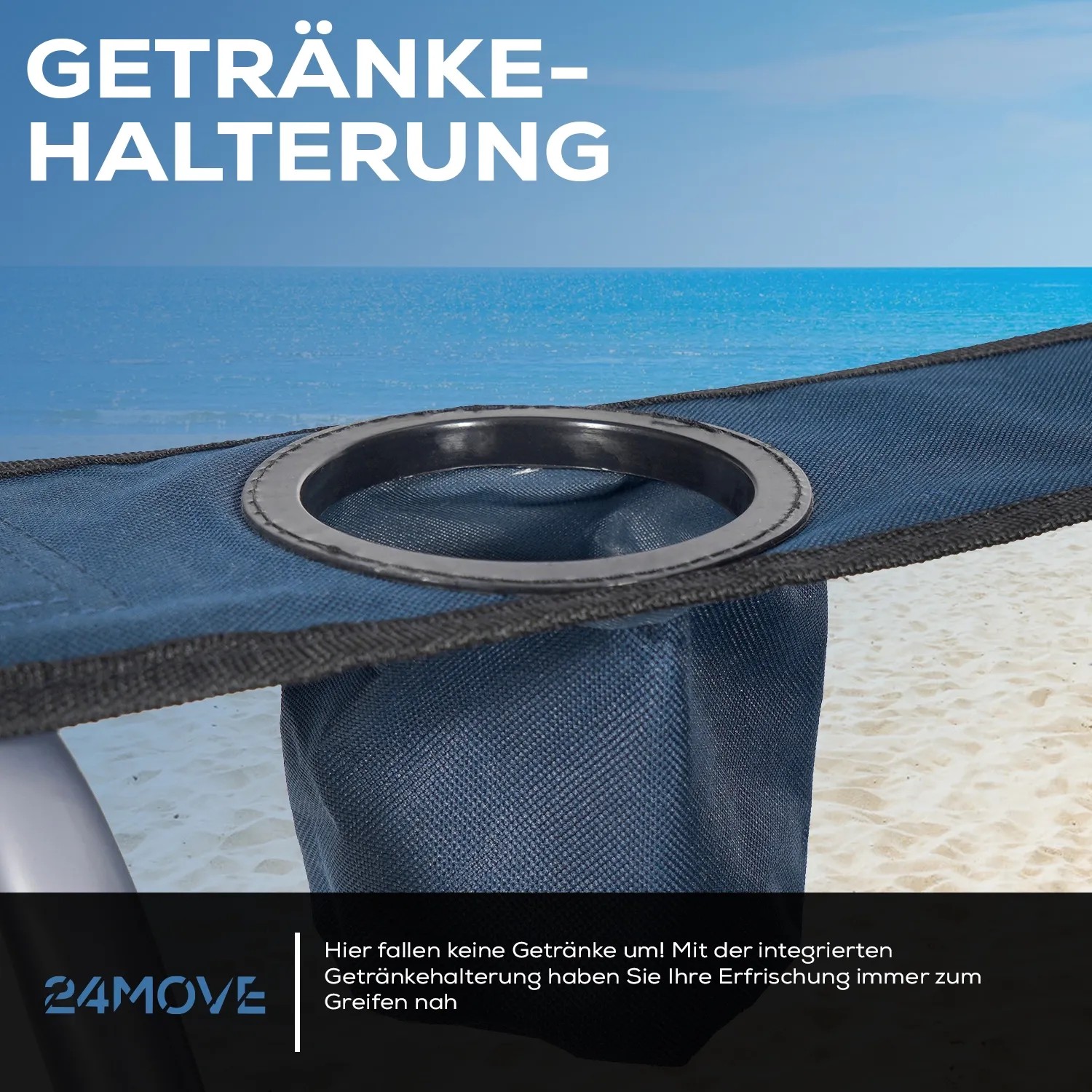 Detailaufnahme: Blauer 24MOVE Campingstuhl mit Getränkehalter am Strand.