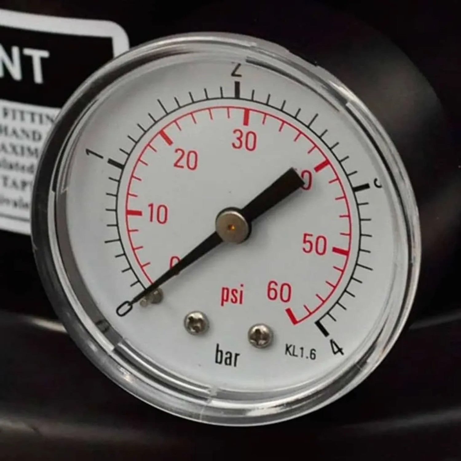Detailaufnahme: Manometer der vidaXL Sandfilterpumpe mit Anzeige in PSI und Bar.