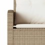 Detailaufnahme: Beige L-förmige Couch aus Rattan mit Kissen. Gartenmöbel für Terrasse und Garten.