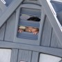 Kind schaut aus Fenster des grauen Step2 Spielhaus Adventures 2-Etagen mit Rutsche.