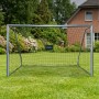 Graues Stahl-Fußballtor mit schwarzem Netz auf grünem Rasen im Garten. Ideal für Sport & Fitness.