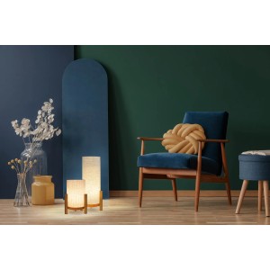 Näve LED-Tischleuchte Madita, Akku, naturfarben, dimmbar, neben Sessel und Deko.