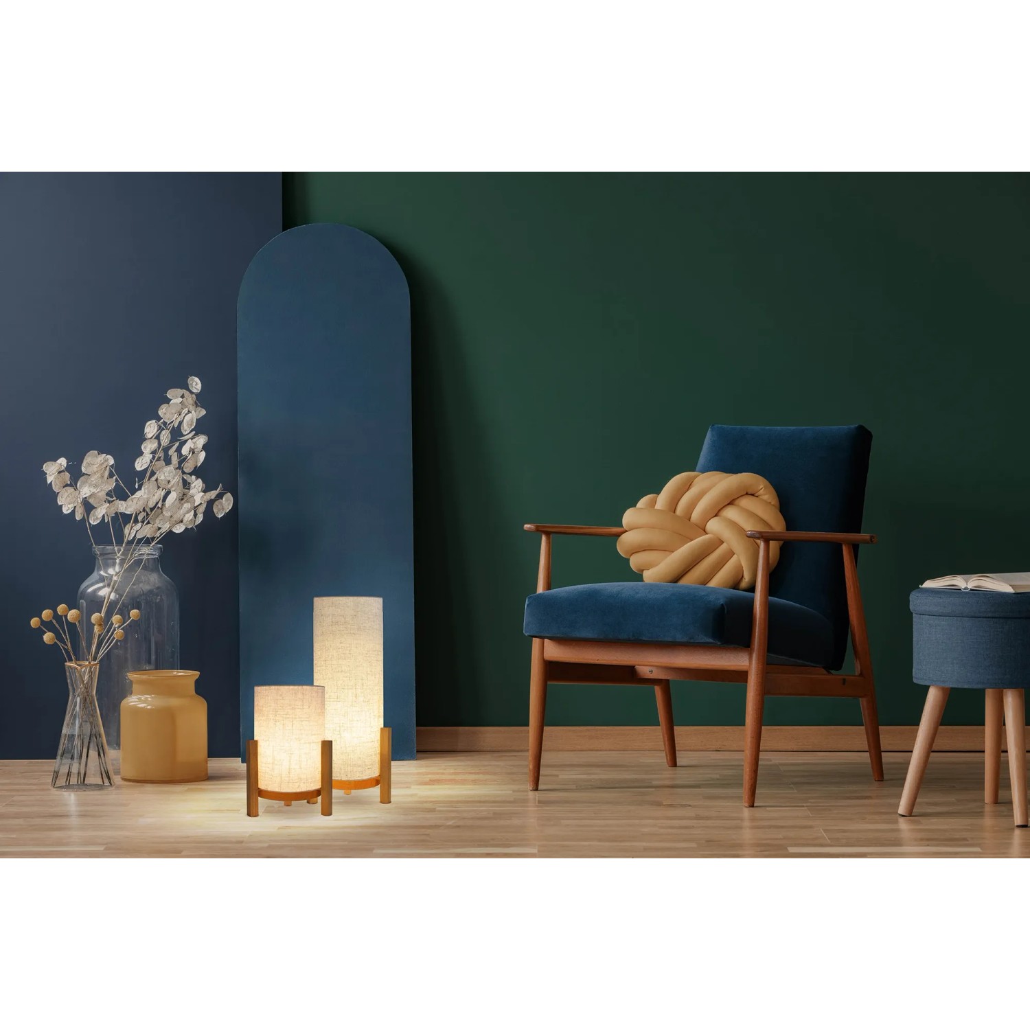 Näve LED-Tischleuchte Madita, Akku, naturfarben, dimmbar, neben Sessel und Deko.