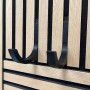 Schwarzes Denpanels Weinregal 3D an Akustikpaneel montiert.