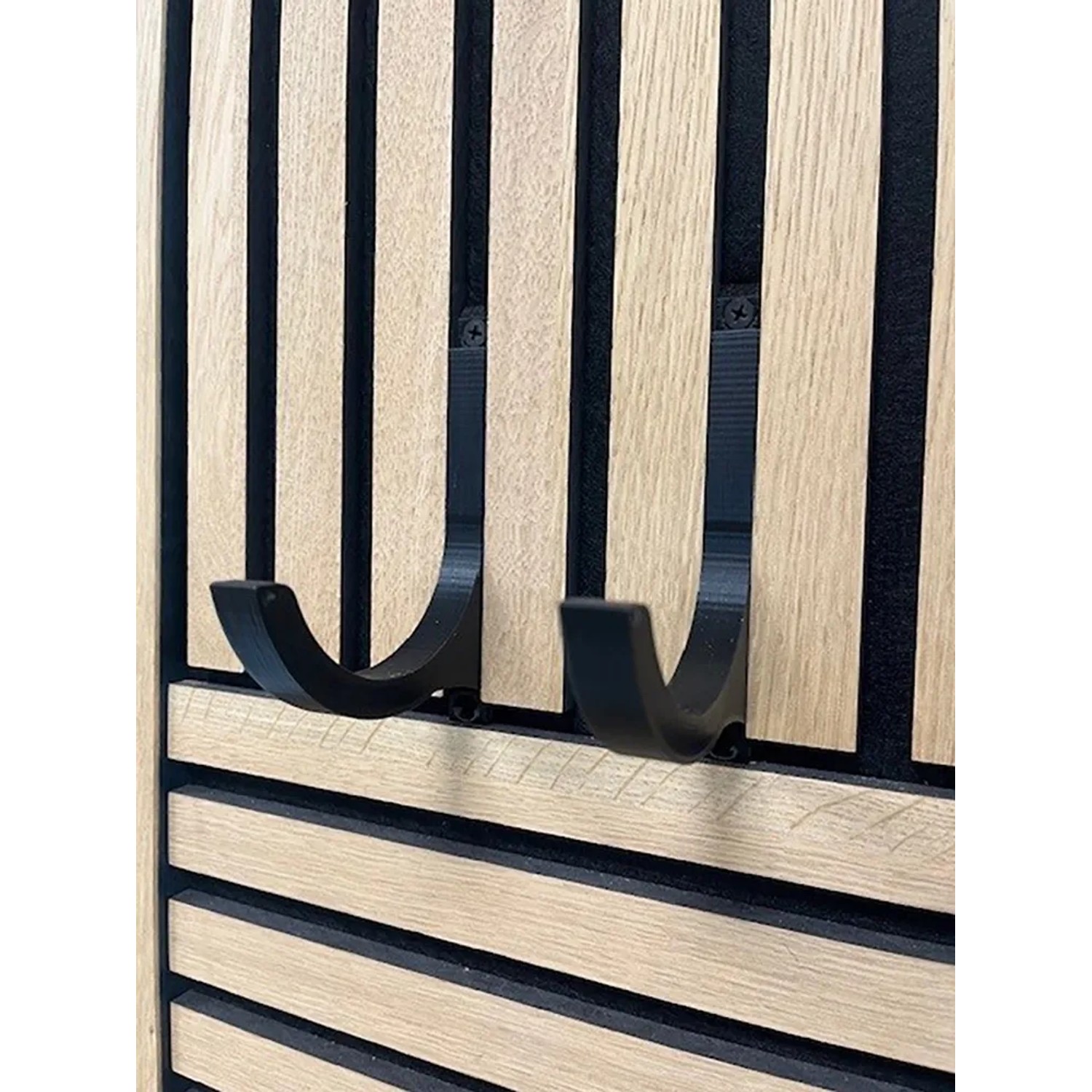 Schwarzes Denpanels Weinregal 3D an Akustikpaneel montiert.