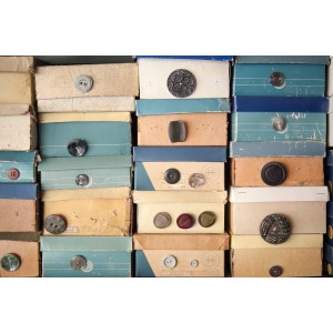 Stapel Schuhkartons, beklebt mit d-c-fix Klebefolie in verschiedenen Designs.