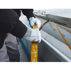 Hände mit LUX Schnittschutzhandschuhen Gr. 8 halten eine gelbe Metallstange.