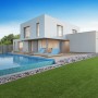 Kunstrasen Megan von Primaflor in Grün neben Pool und modernem Haus. Ideal für Garten.