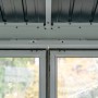 Detailaufnahme: Sojag Pavillon Olan 1014, schwarzes Dach, Fenster mit Moskitonetz, Aluminiumkonstruktion.