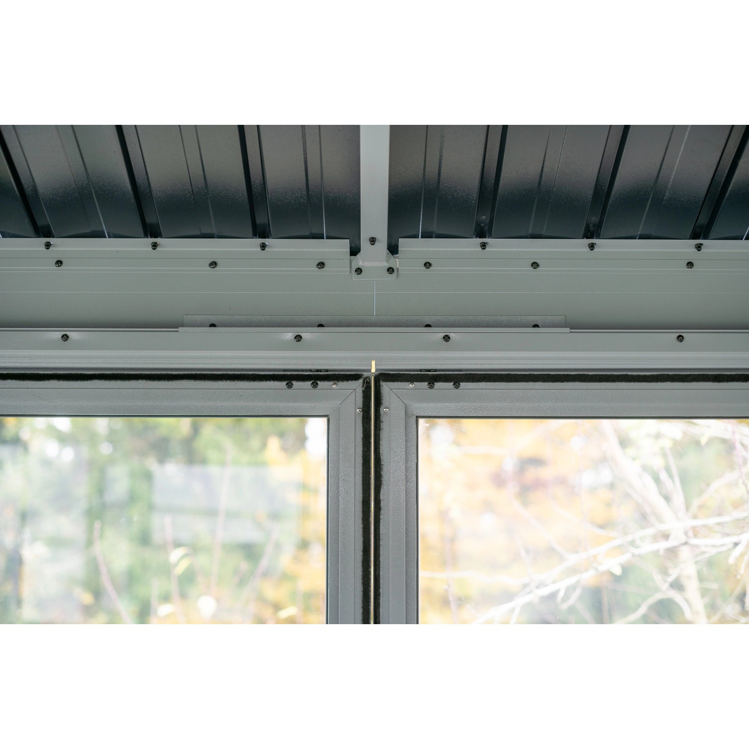 Detailaufnahme: Sojag Pavillon Olan 1014, schwarzes Dach, Fenster mit Moskitonetz, Aluminiumkonstruktion.