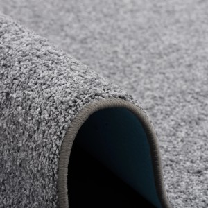 Grauer Snapstyle Hochflor Teppich Mona, 200x250cm, Detailaufnahme der weichen Textur.
