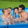 Familie im blauen Bestway Stahlrahmenpool Steel Pro Frame 300x201x66 cm. Rechteckiger Pool.
