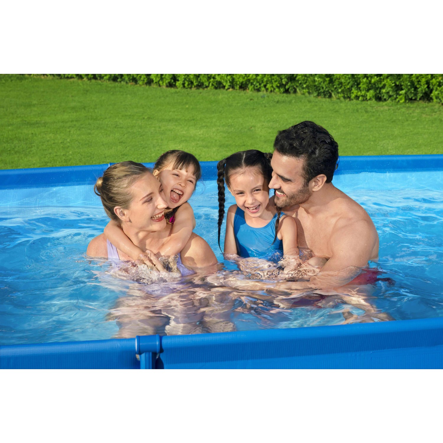 Familie im blauen Bestway Stahlrahmenpool Steel Pro Frame 300x201x66 cm. Rechteckiger Pool.