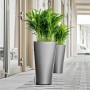 Lechuza Delta Premium Pflanzsäule, Ø 30 cm, Anthrazit metallic, mit grünen Pflanzen.