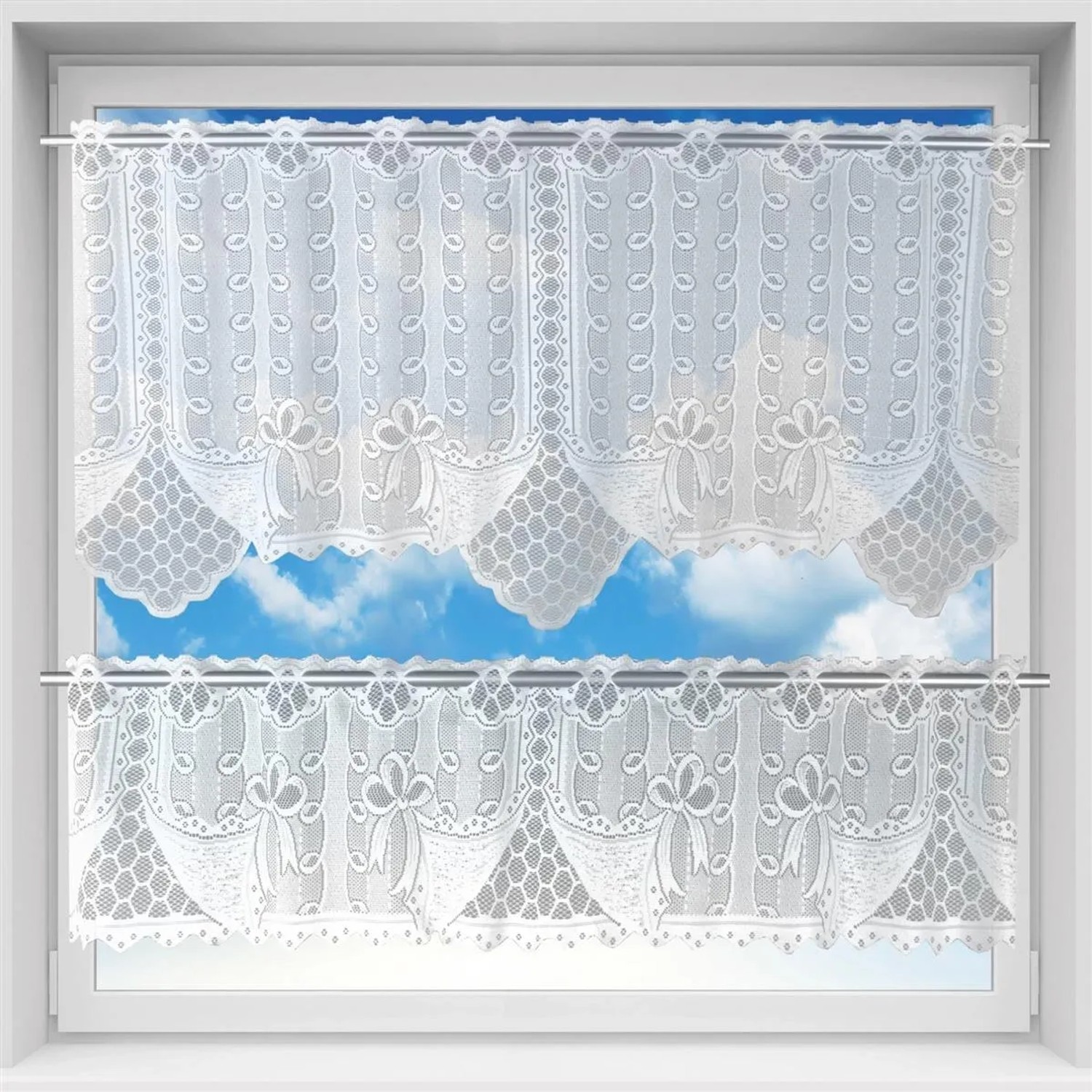 Zweiteiliges, weißes Bistrogardinen-Set mit Blumenmuster und Stangendurchzug am Fenster.