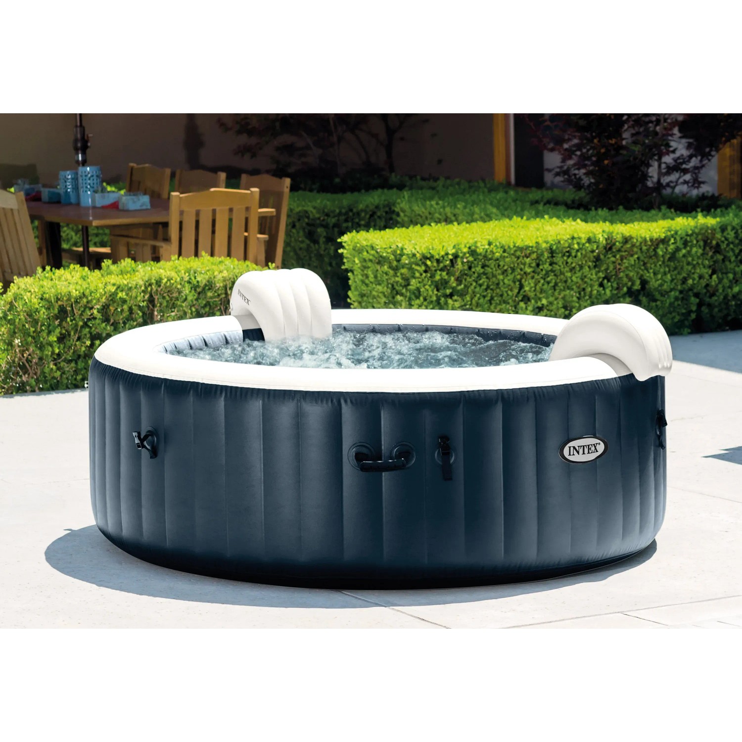 Intex PureSpa Plus aufblasbarer Whirlpool mit Kopfstützen und Luftdüsen.