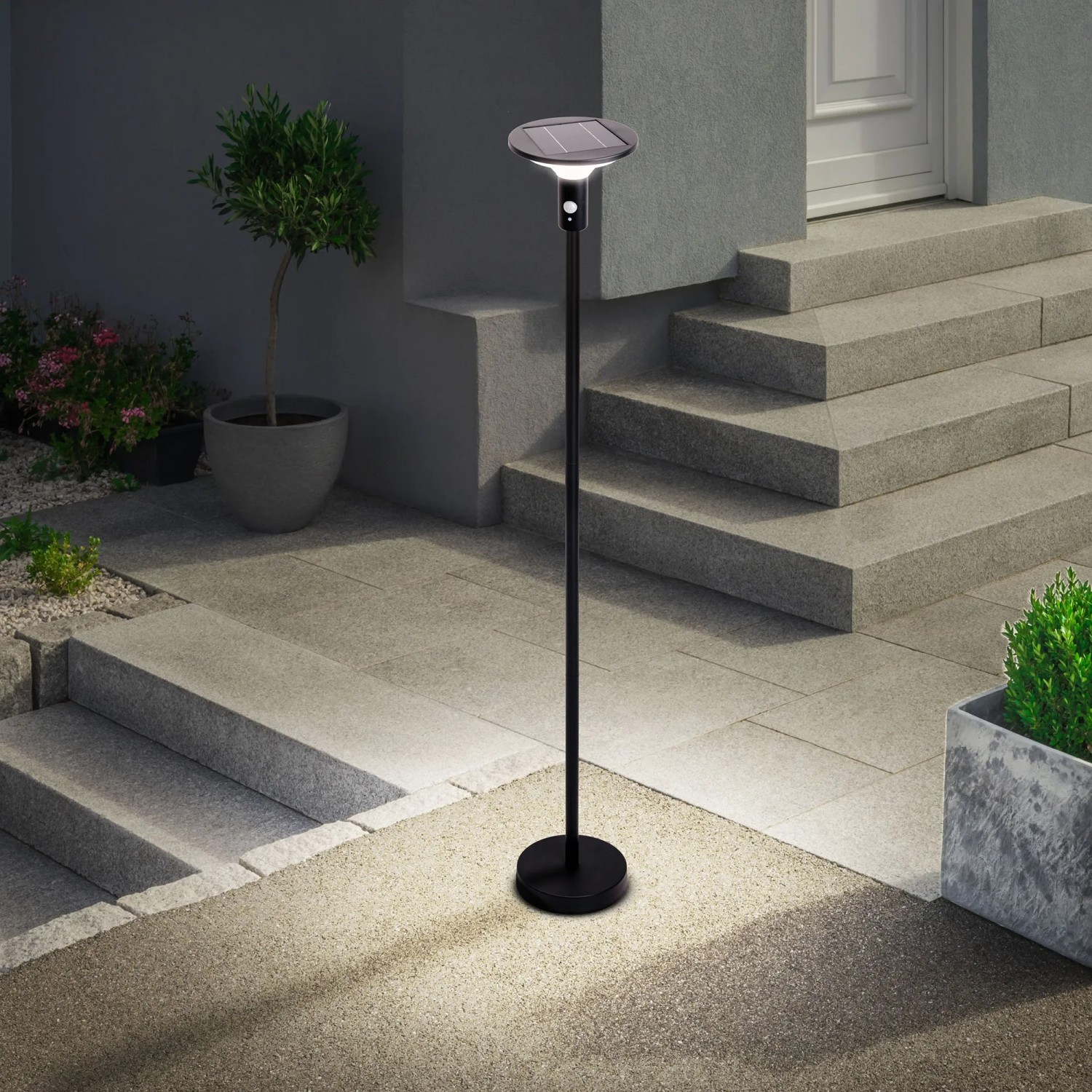 Schwarze LED Solar Stehleuchte Nora, 139cm, für Garten und Terrasse. Solar-Wegeleuchte mit warmweißem Licht.