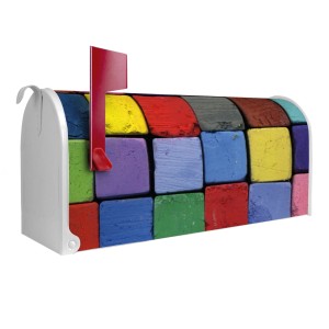 Weißer Banjado US Briefkasten mit bunten Kreide-Motiv. Amerikanischer Postkasten aus Stahl, pulverbeschichtet.