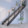 Treppe Kos mit 13 Eiche Rustik Stufen, schwarzem Metallgeländer und Edelstahlstäben im modernen Wohnraum.