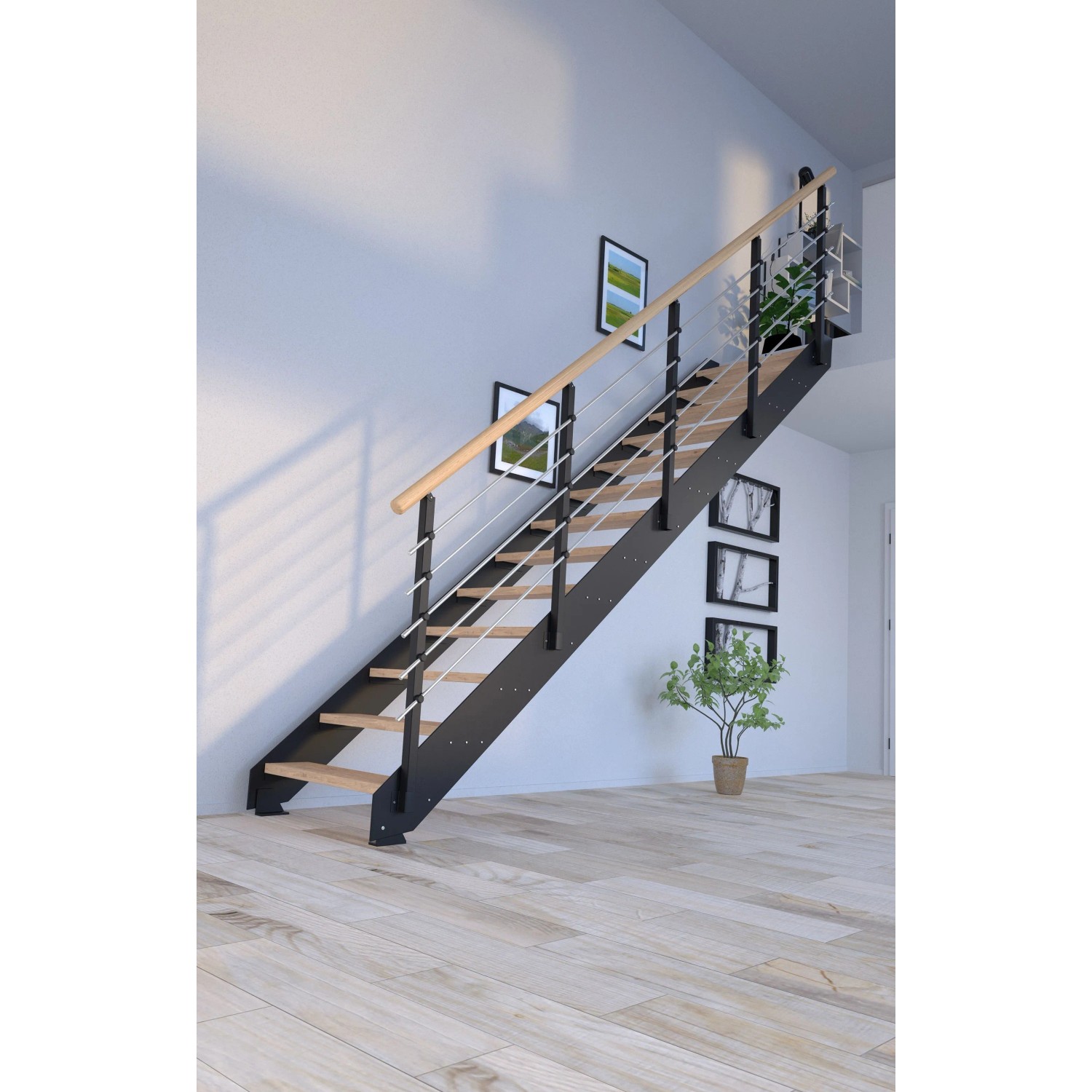 Treppe Kos mit 13 Eiche Rustik Stufen, schwarzem Metallgeländer und Edelstahlstäben im modernen Wohnraum.