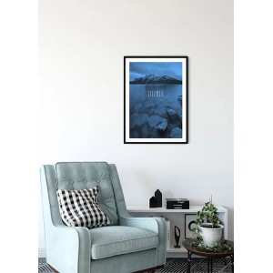 Komar Wandbild Word Lake Blue (30x40 cm) mit Bergsee-Motiv im Wohnraum.