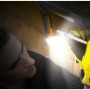 Handwerker nutzt Energizer Hardcase Pivot Arbeitslampe zur Ausleuchtung.