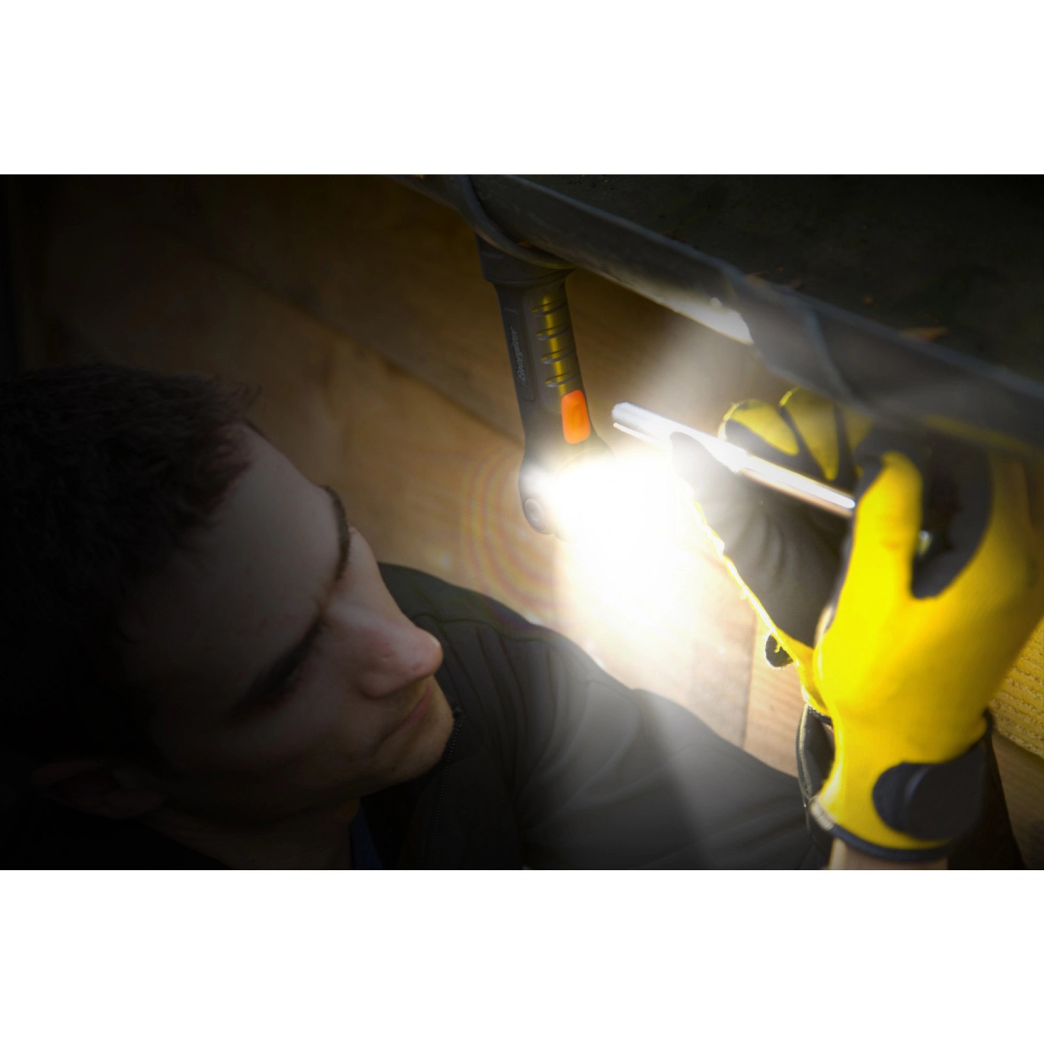 Handwerker nutzt Energizer Hardcase Pivot Arbeitslampe zur Ausleuchtung.