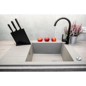 Schwarze KOLMAN Küchenarmatur DIMA mit U-Auslauf und Einhebelmischer am Spülbecken. Modernes Design für die Küche.