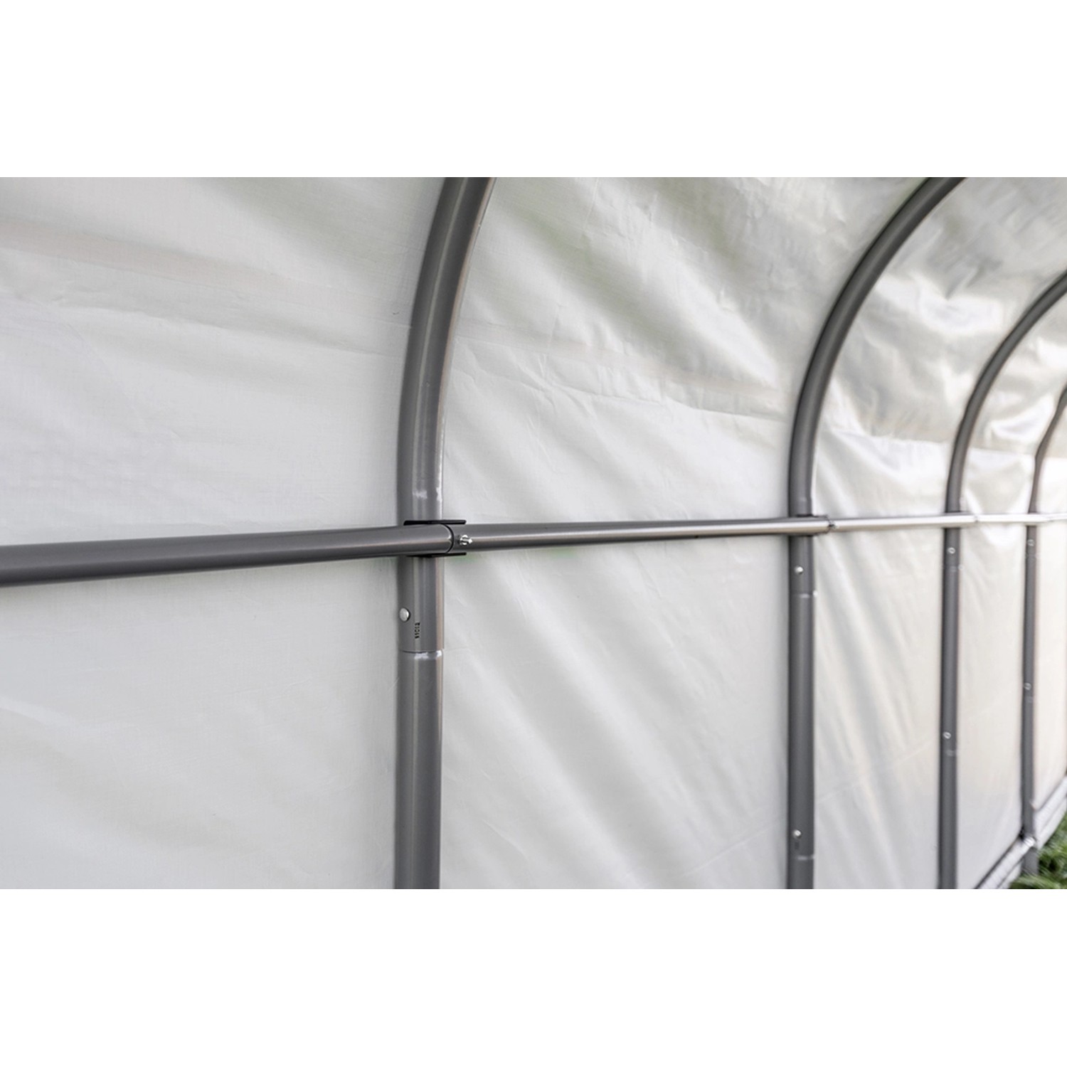 Detailaufnahme ShelterLogic Weidezelt: Stahlrahmen und wasserdichte, weiße Plane.