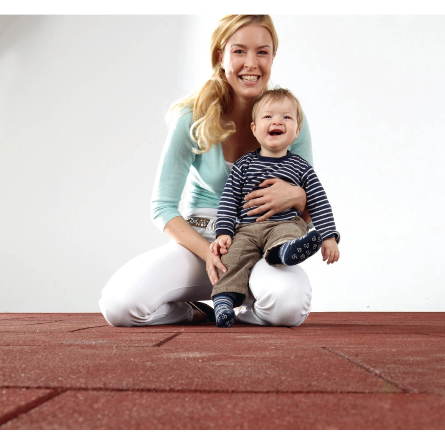 Rotbraune Fallschutzplatte/Elastikmatte 50x50x3 cm mit Mutter und Kind. Ideal für Terrasse & Spielplatz.