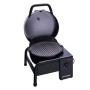 Schwarzer, mobiler Char-Broil Elektrogrill Patio Bistro Cube E mit geöffnetem Deckel.
