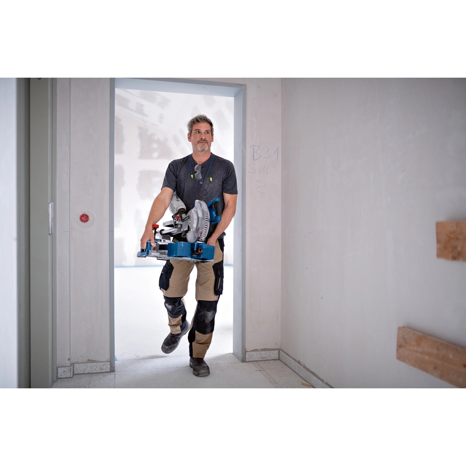 Bosch Akku-Kapp- und Gehrungssäge GCM 18V-216 D mit zwei Sägeblättern im Einsatz.