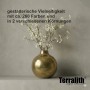 Terralith Mikrozement grob auf Wand mit goldener Vase und Blumen.
