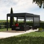 Anthrazitfarbene Juskys Pergola Lamellendach Tahiti 3x5,9m mit Sitzgruppe im Garten.