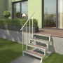 Außentreppe Gardentop mit Einlegestufen aus Stahl und Holzprofilen vor Hauswand.