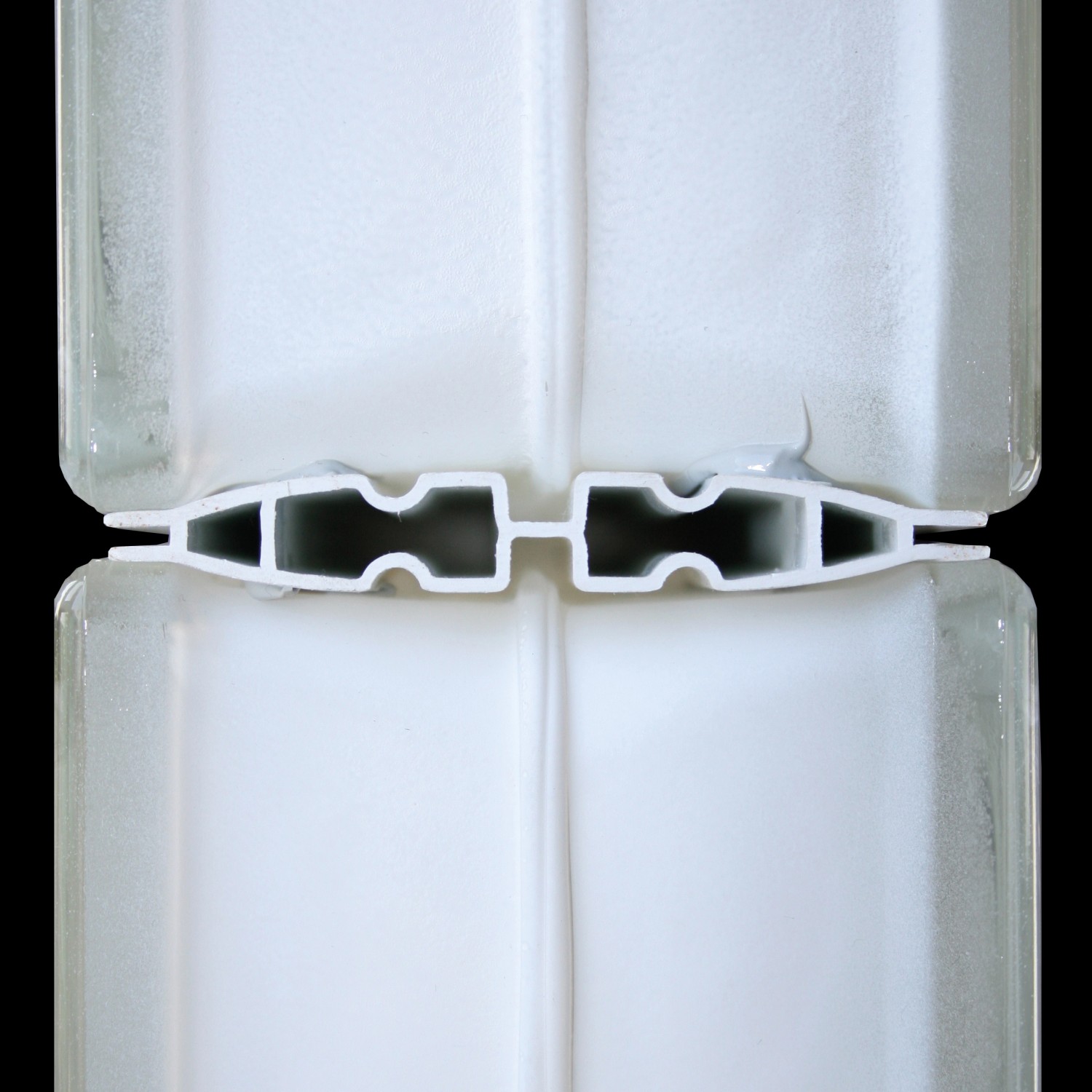 Detailaufnahme: Quick-Fix Verlegesystem für Glassteine, 24x24x8 cm, zeigt die Verbindung der Steine.