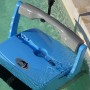 Blauer Akku-Poolroboter Orca 300 CL im Pool, reinigt Boden, Wand und Wasserlinie.