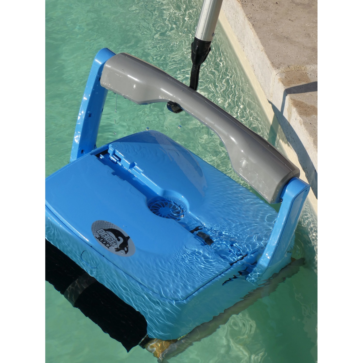 Blauer Akku-Poolroboter Orca 300 CL im Pool, reinigt Boden, Wand und Wasserlinie.