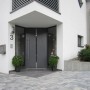 Graue Diephaus L-Steine als Einfassung vor einem Haus.
