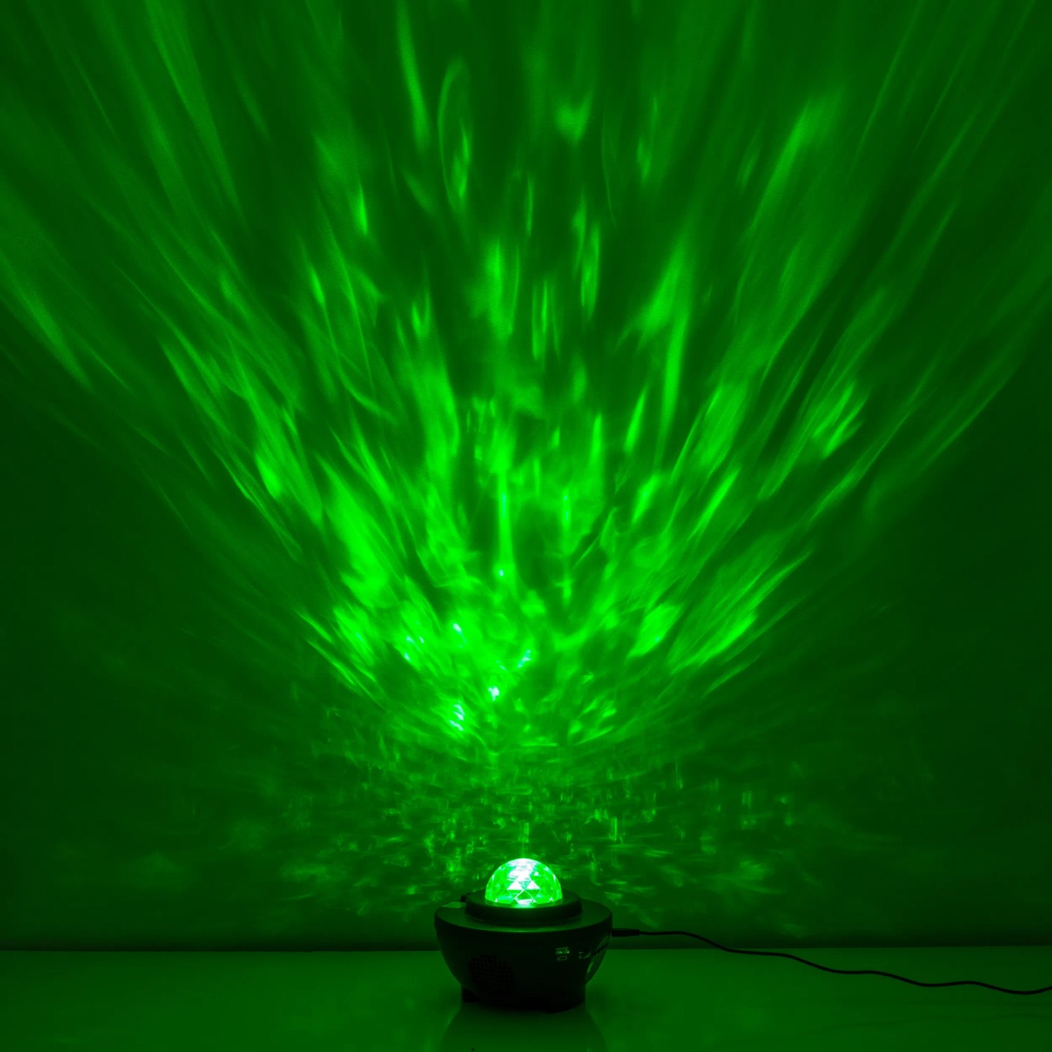 Näve LED-Projektor mit Galaxy/Wasser-Effekt. Grüne Lichtprojektion für stimmungsvolle Atmosphäre.