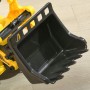 HOMCOM Sitzbagger: Detail der schwarzen, funktionierenden Baggerschaufel. Robustes Aufsitzspielzeug für Kinder.