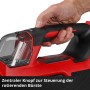 Einhell Akku-Waschsauger: Hand bedient Knopf zur Steuerung der rotierenden Bürste.