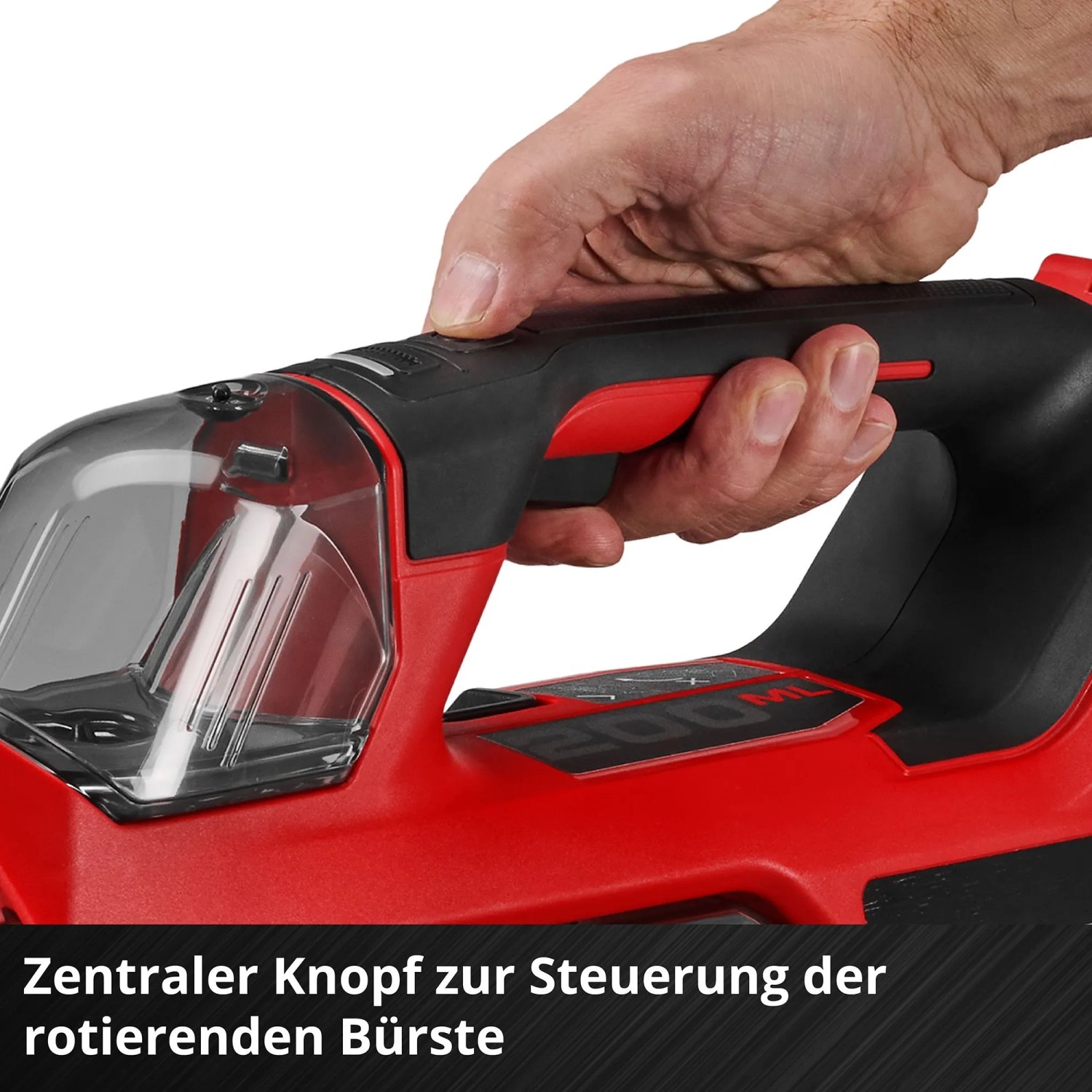 Einhell Akku-Waschsauger: Hand bedient Knopf zur Steuerung der rotierenden Bürste.