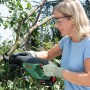 Frau sägt Ast mit Bosch Akku-Säbelsäge AdvancedRecip 18. Stichsäge für Holz- und Metallarbeiten.