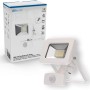 Weißer LED-Außenstrahler mit Sensor, 10W, 4000K, IP44. Ideal für Haus und Garten.