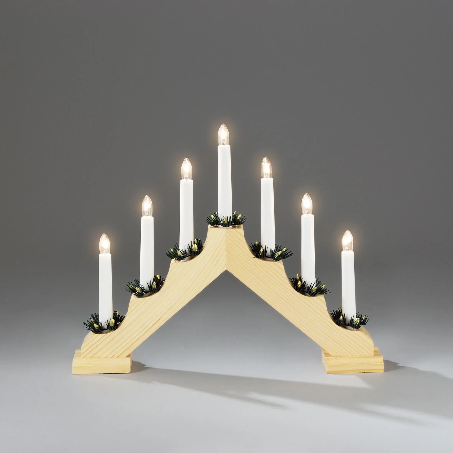 Konstsmide Holzleuchter mit 7 Lichtern, naturfarben, für stimmungsvolle Weihnachtsdekoration im Innenbereich.