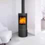 Schwarzer Fireplace Isola Kaminofen (6 kW) mit Automatik im Wohnraum.